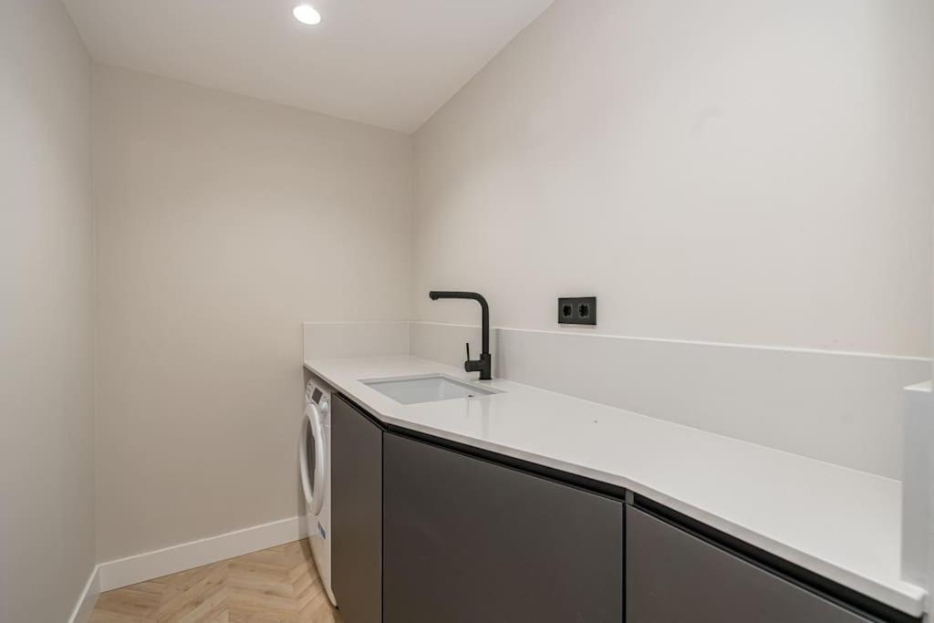 Location, Luxury & Style 4bed In Appartement