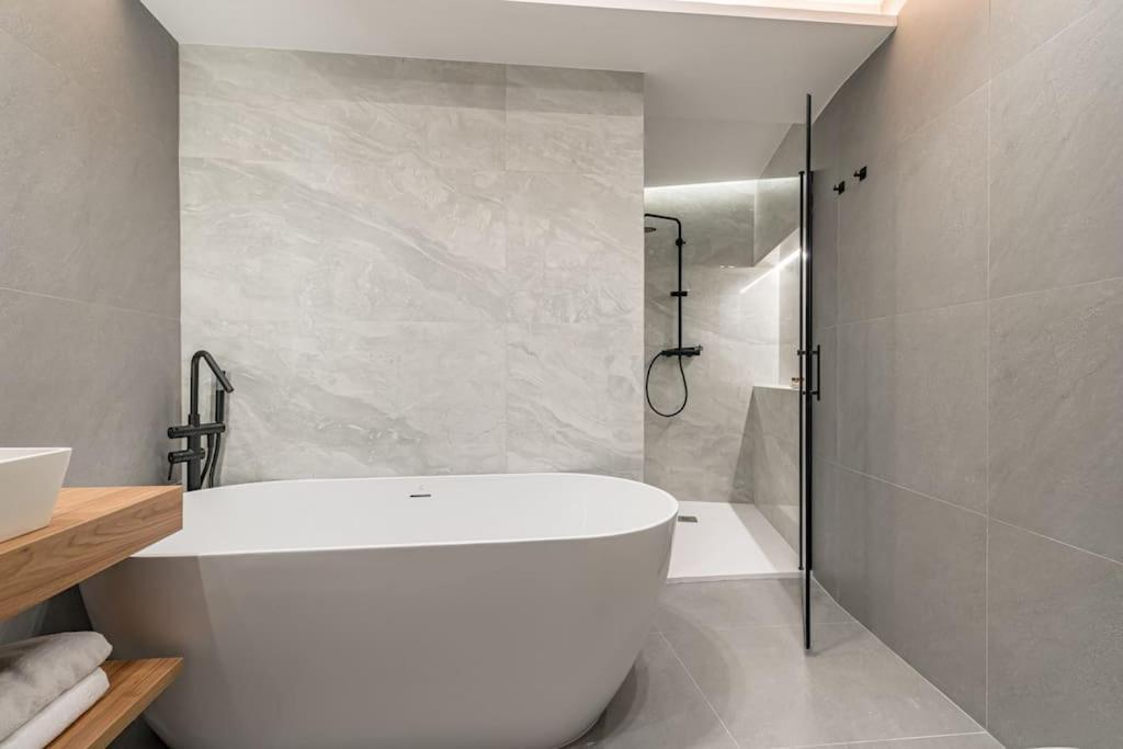 Location, Luxury & Style 4bed In