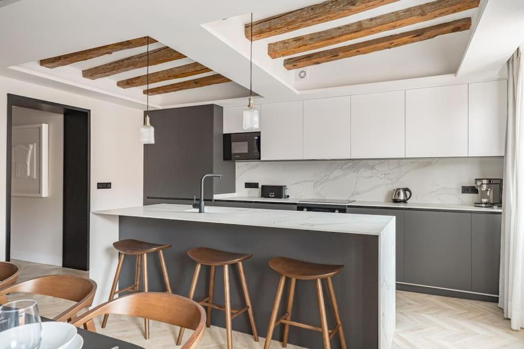 Location, Luxury & Style 4bed In *